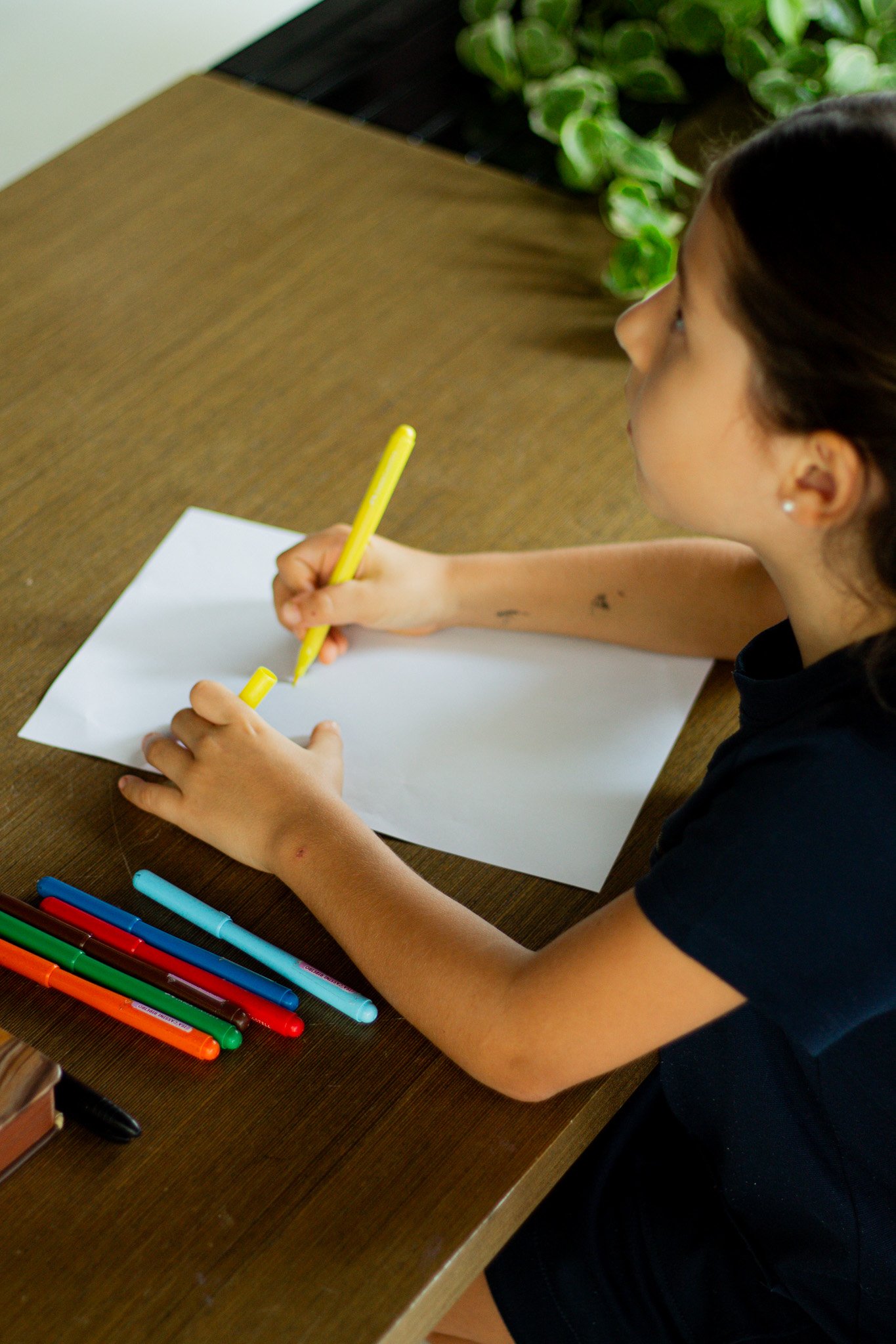 Criança colorindo enquanto aprende inglês com o aplicativo